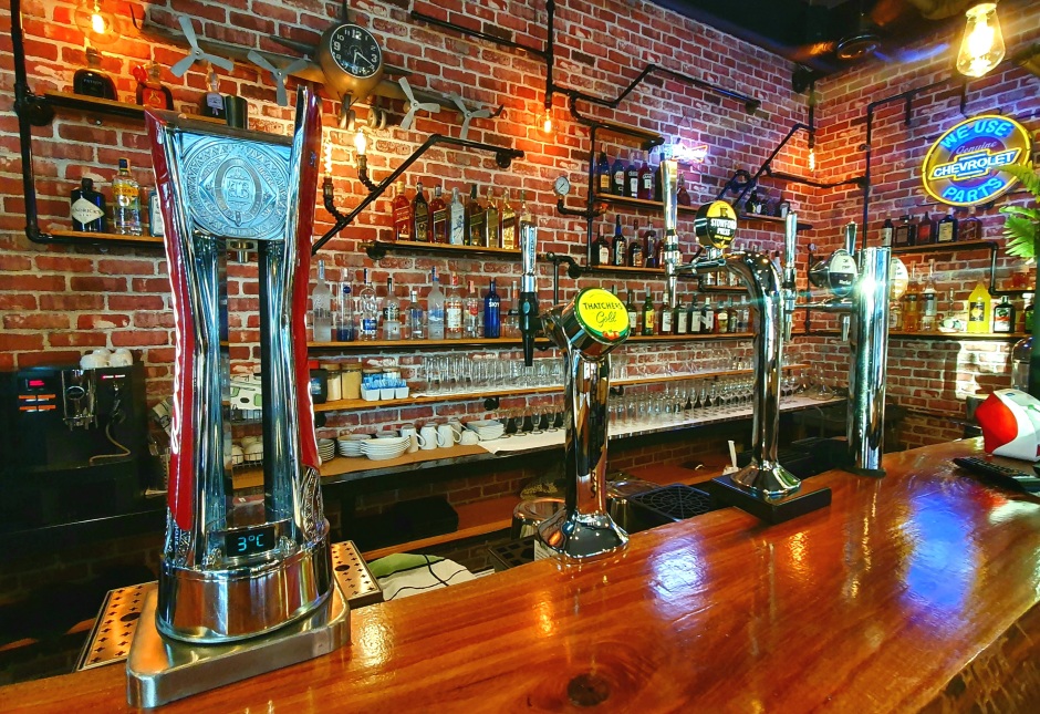 Die einladende Bar ist im Vintage-Stil der 60er Jahre dekoriert und versprüht viel James-Dean-Mentalität.