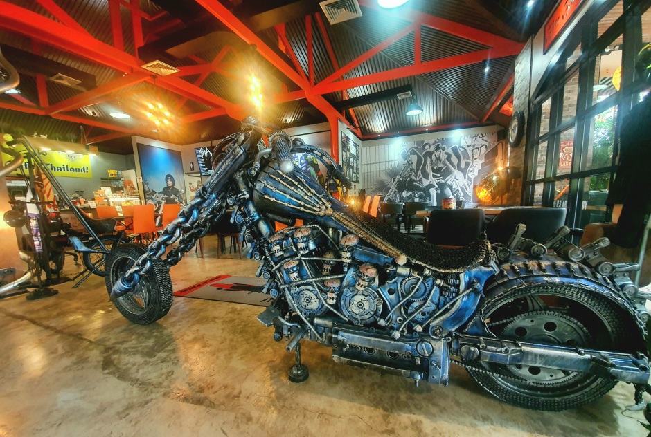 Im klimatisierten Gastraum vom The Bikers Café Thailand dienen Chopper-Kunstwerke aus Metallschrott als originelle Eyecatcher, allesamt Unikate eines lokalen Künstlers.