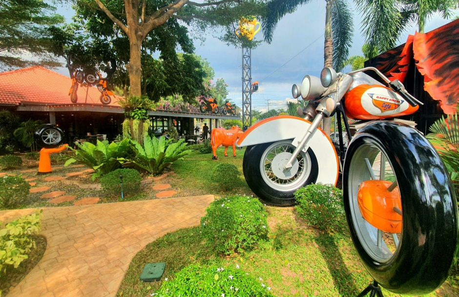 Im wunderschönen Garten vom The Bikers Café Thailand befinden sich viele weitere Motorrad-Skulpturen.