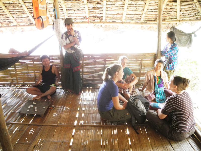 Auch unterwegs engagieren sich Gerd und Astrid sozial. Im Bild Astrid in einem myanmarischen Flüchtlingscamp.