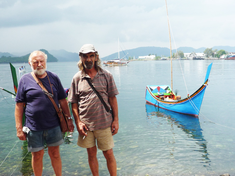 Ignaz Brummel und Herbert Dreyer lebten monatelang mit einem türkischen Piraten zusammen auf dem Schiff. Im Hintergrund ihr Motorsegler „Tycheron Astron“.
