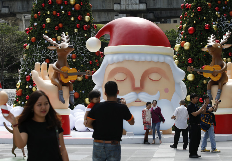 Weihnachtsmann und Rentiere dürfen in Thailand an Weihnachten genauso wenig fehlen wie das Selfie davor. Foto: epa/Narong Sangnak