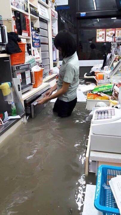 Nicht nur die Straßen, auch unzählige Privathäuser und Geschäfte, im Bild ein 7-Eleven-Minimarkt nahe des Wat Nong Yai, wurden komplett überflutet.