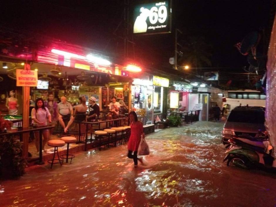 Hose hochkrempeln, Bier trinken und abwarten, war in den vielen Bars im Stadtgebiet am Mittwochabend die Devise