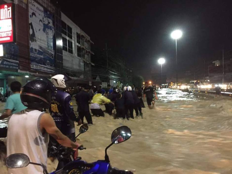 Die Sukhumvit Road verwandelte sich in einen reißenden Fluss, der weder für Auto noch für Motorradfahrer passierbar war.