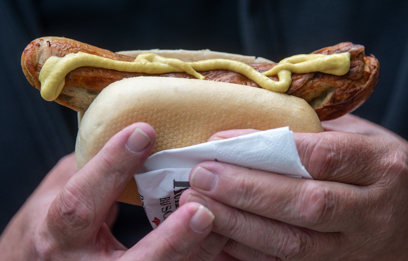 Aue-Bad Schlema: Nach der Impfung mit dem Vakzin von Biontech/Pfizer erhielt jeder Teilnehmer eine Bratwurst. Foto: Hendrik Schmidt/dpa-Zentralbild