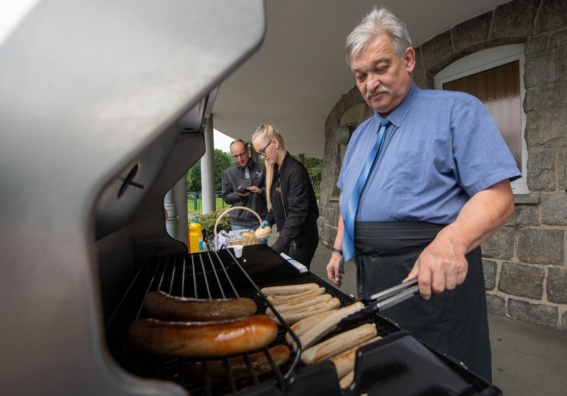 Heinrich Kohl, Oberbürgermeister von Aue-Bad Schlema, machte das Grillen der Fleisches-Spezialität zur Chefsache. Foto: Hendrik Schmidt/dpa-Zentralbild