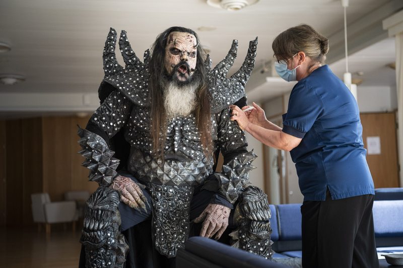 Lordi, Sängern der finnischen Hardrock-Band Lordi, bekommt von einer Krankenschwester die zweite Corona-Impfung. Foto: Jouni Porsanger/Lehtikuva/dpa