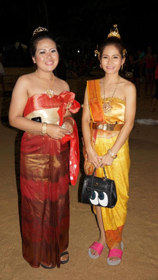 An Loy Krathong sind traditionelle Kostüme beliebt.