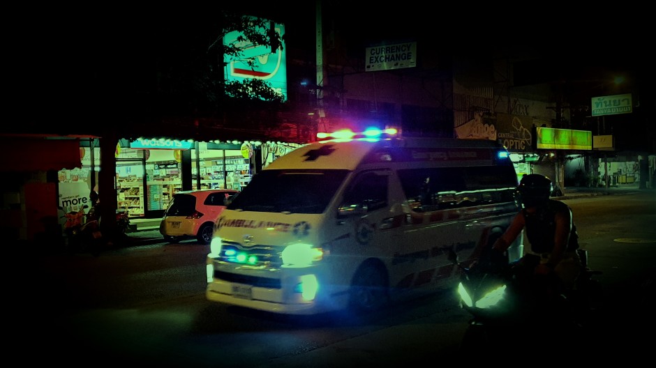 Fast im Minutentakt bringen Ambulanzen Covid-Kranke  ins Memorial Hospital in Pattaya Klang.