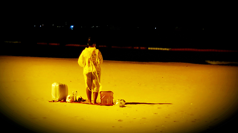 Abends stößt man am Strand immer wieder auf verzweifelte Menschen. Darunter viele Obdachlose.