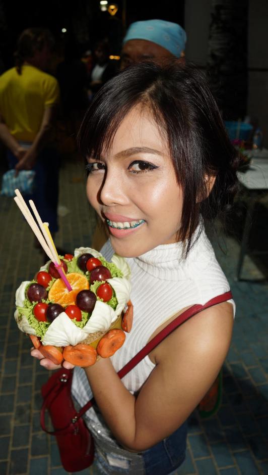 Eine tolle Idee: Diese junge Dame kaufte einen Krathong aus Obst und Gemüse.