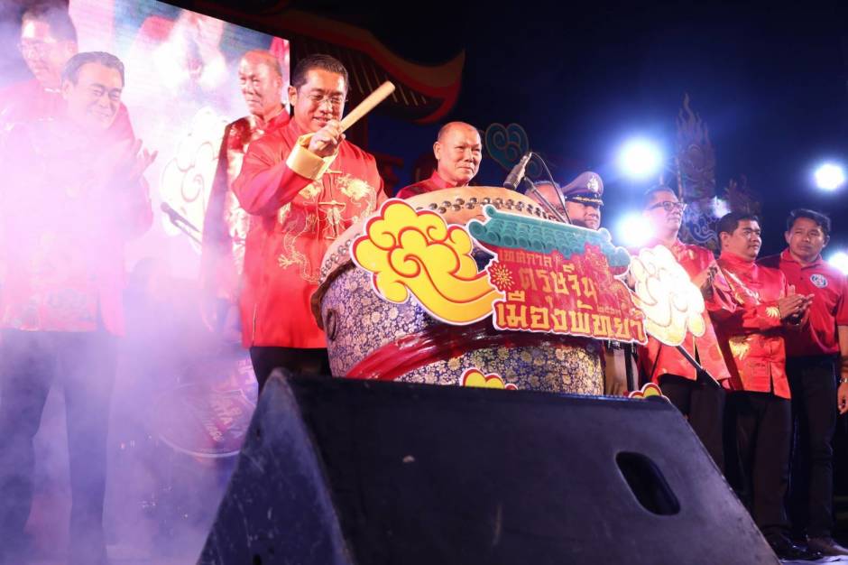 Pattayas Bürgermeister Sontaya Khunpluem (l.) bei der feierlichen Festivaleröffnung. Foto: PR Pattaya
