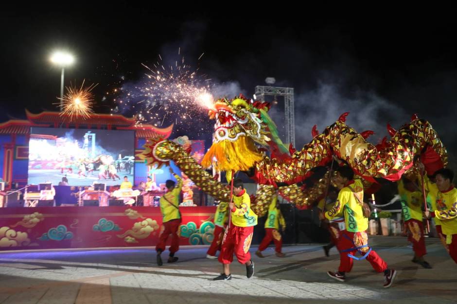 Feuerspeiende Drachen und talentierte Akrobaten begeisterten das Publikum. Foto: PR Pattaya