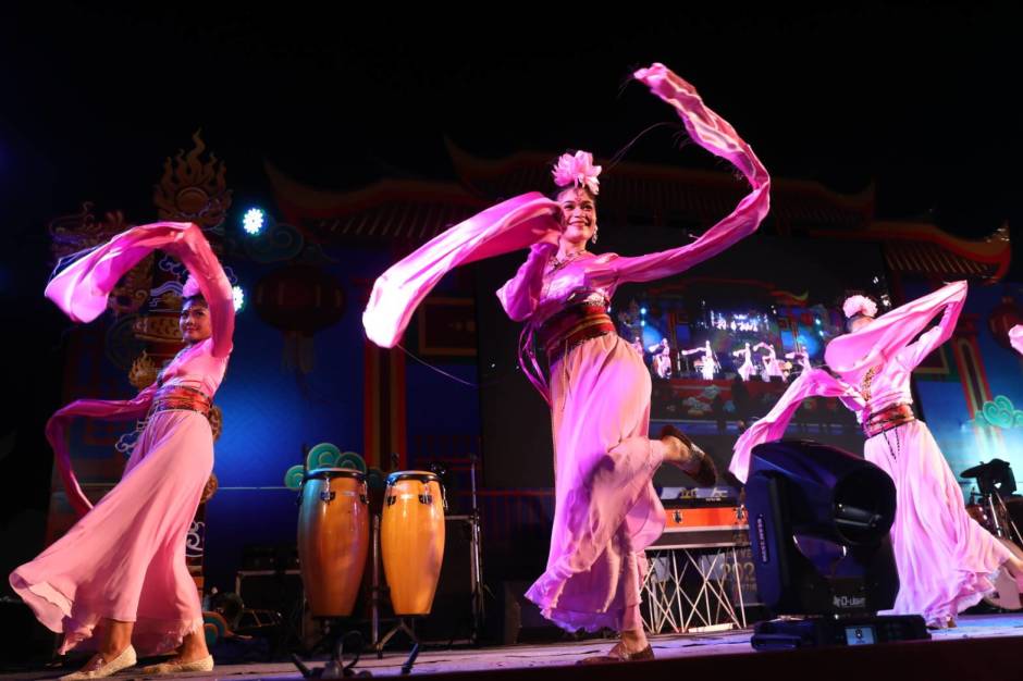 Mit wunderschönen Kostümen und perfekter Choreographie zogen die Tänzerinnen alle Blicke auf sich. Foto: PR Pattaya