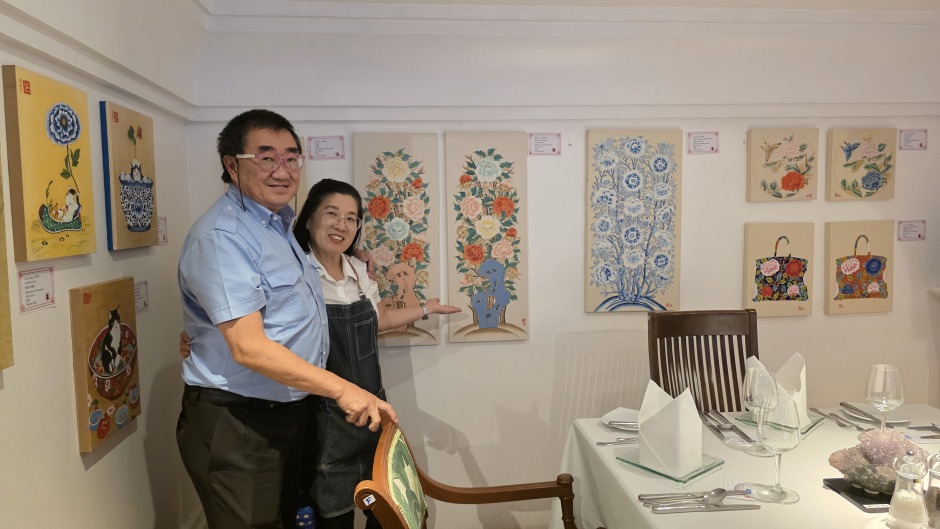 Das Gastgeberpaar Schnyder führt das Casa Pascal seit vielen Jahren mit Hingabe und kulinarischem Anspruch – stets bereichert durch spannende Akzente wie südamerikanische Kristalle oder aktuell Minhwa, traditionelle südkoreanische Kunstmalerei. Die Ausstellung ist im Restaurant noch bis zum 22. April 2025 zu bewundern.