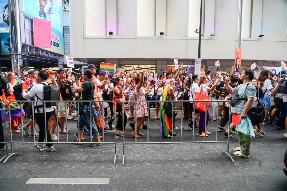 Zahlreiche Besucher verfolgen die Bangkok Pride Parade 2026 entlang der abgesperrten Straßen im Stadtzentrum. Bild: Bangkok Metropolitan Administration (BMA)