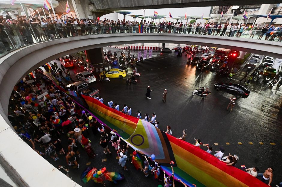 Die mehr als 500 Meter lange Pride-Flagge zieht durch das Zentrum Bangkoks und bildet den Höhepunkt der Bangkok Pride Parade 2026. Bild: Bangkok Metropolitan Administration (BMA)