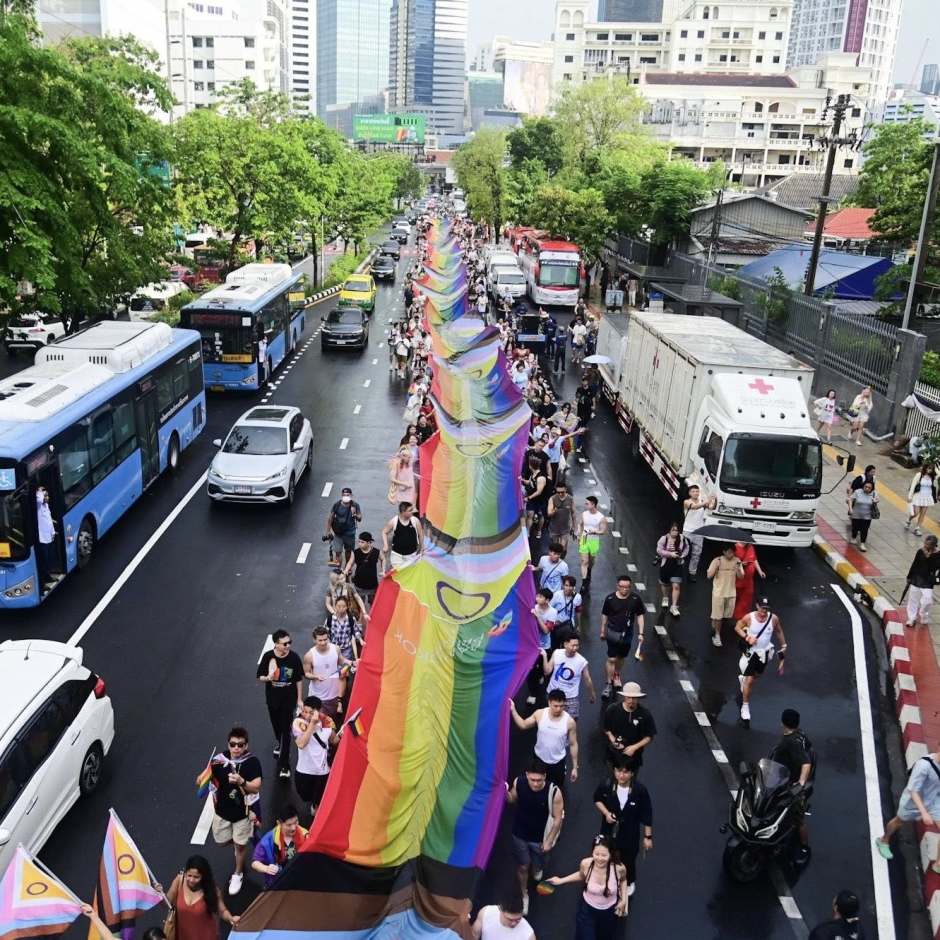 Teilnehmer tragen die farbenfrohe Flagge entlang der Parade-Route durch die Innenstadt der thailändischen Hauptstadt. Bild: Bangkok Metropolitan Administration (BMA)