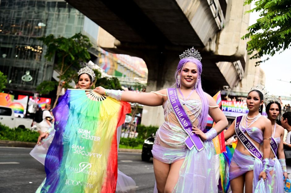 Mit kreativen Kostümen und Regenbogenfarben feiern Teilnehmer die Vielfalt bei der Bangkok Pride Parade 2026. Bild: Bangkok Metropolitan Administration (BMA)