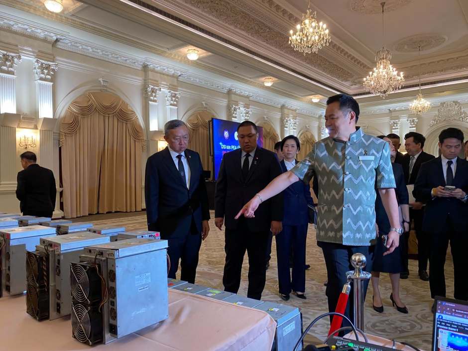 Ministerpräsident Anutin Charnvirakul informierte sich gemeinsam mit Vertretern des DSI und der Provincial Electricity Authority über die sichergestellten Mining-Geräte. Bild: Department of Special Investigation (DSI)