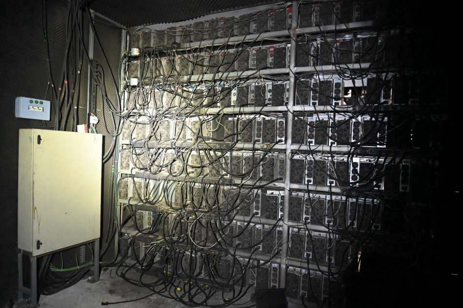 In einer Lagerhalle entdeckten die Ermittler eine umfangreiche Installation zum Schürfen von Kryptowährungen, die mutmaßlich illegal mit Strom versorgt wurde. Bild: Department of Special Investigation (DSI)