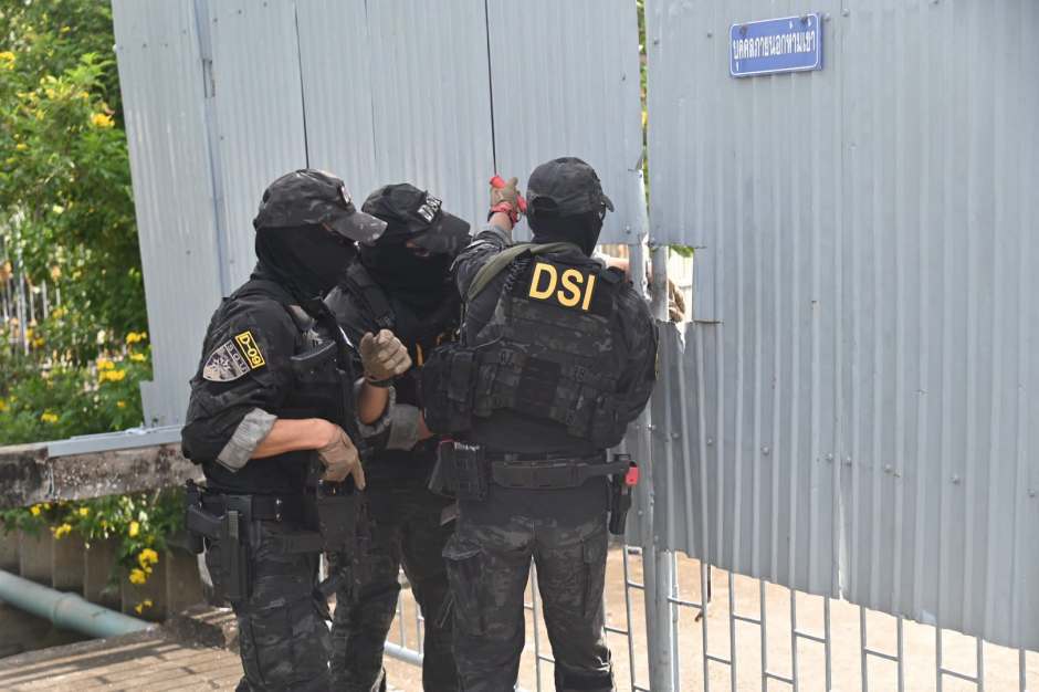 Spezialeinsatzkräfte des DSI verschaffen sich im Rahmen der Operation „Silent Volt“ Zugang zu einem der durchsuchten Objekte. Bild: Department of Special Investigation (DSI)