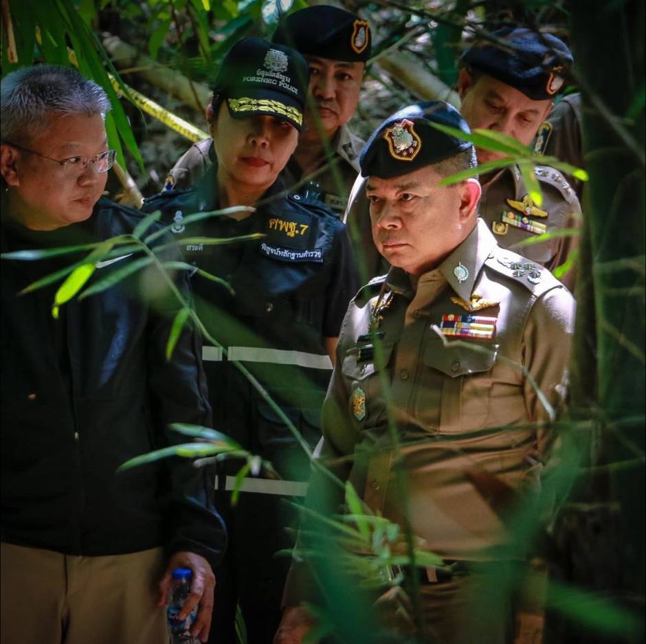 Forensiker und Kriminalbeamte begutachten den Fundort im Zuge der laufenden Mordermittlungen in Sangkhla Buri. Bild: Royal Thai Police