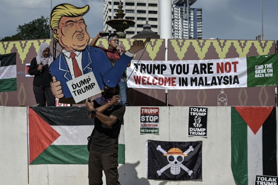 Demonstranten halten bei einer Kundgebung in Kuala Lumpur Plakate hoch, um gegen den Besuch von US-Präsident Donald Trump in Malaysia zu protestieren. Foto: epa/Affan Fauzi