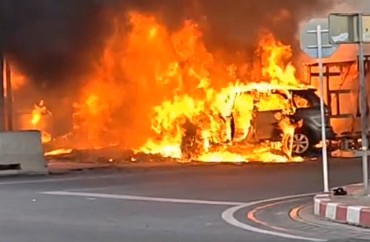 Dichter Rauch steigt aus dem ausgebrannten Fahrzeugwrack unter der Hochstraße auf. Bild: JS100 Radio