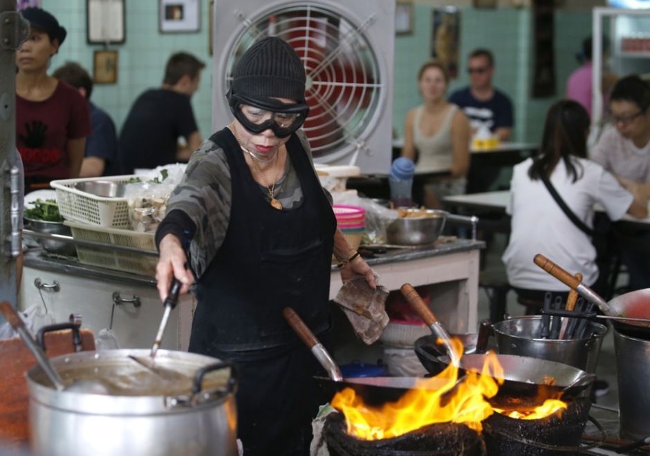 Jay Fai am Wok: Offene Flammen und perfektes Timing machen ihre Küche weltberühmt. Foto: epa/Narong Sangnak