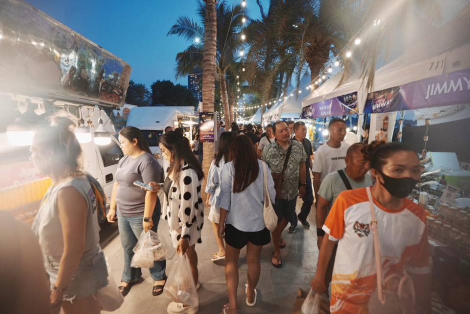 Dichtes Besucheraufkommen zwischen den Marktständen am Abend entlang der Beach Road in Pattaya. Bild: PR Pattaya