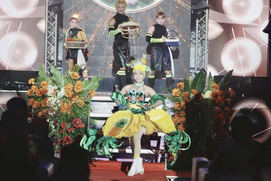 Künstler präsentieren bei einer Bühnenperformance regionale Produkte im Rahmen des Konzepts „The Food Runway“ während des Festivals am Pattaya Beach. Bild: PR Pattaya