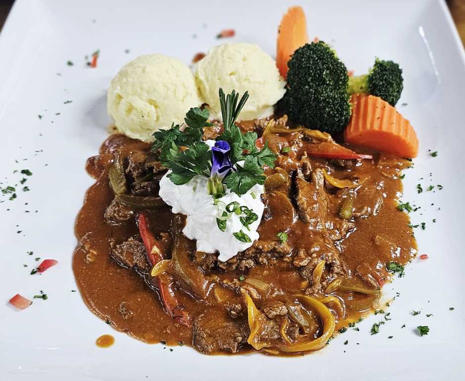 Klassisches Beef Stroganoff mit zartem Rindfleisch, cremiger Sauce und Kartoffelstock als Beilage.