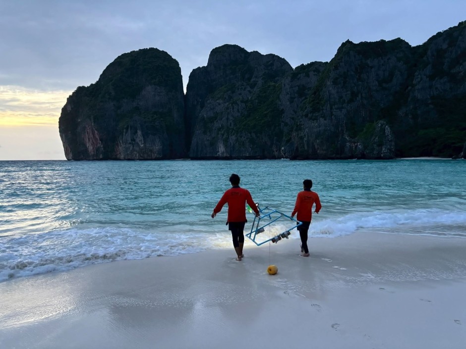 Morgenstimmung in der Maya Bay: Forscher bringen Ausrüstung zur Überwachung der Hai-Population ins Wasser. Foto: Department of National Parks, Wildlife and Plant Conservation (DNP)