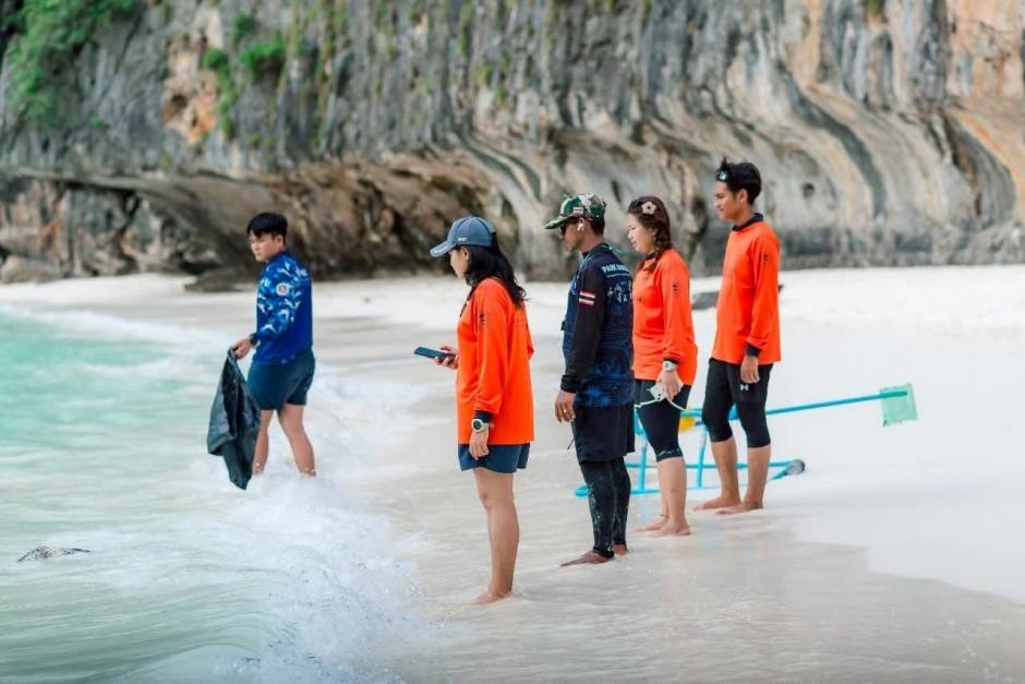 Forschungsteam am Strand der Maya Bay: Mit Drohnen und Kameras erfassen sie Haie und schützen das Ökosystem. Foto: Department of National Parks, Wildlife and Plant Conservation (DNP)