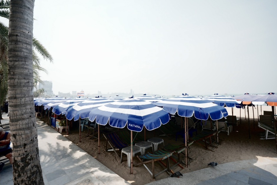 Die neuen Schirme sorgen für ein einheitliches und geordnetes Bild entlang der Strandpromenade. Bild: TMN.TV
