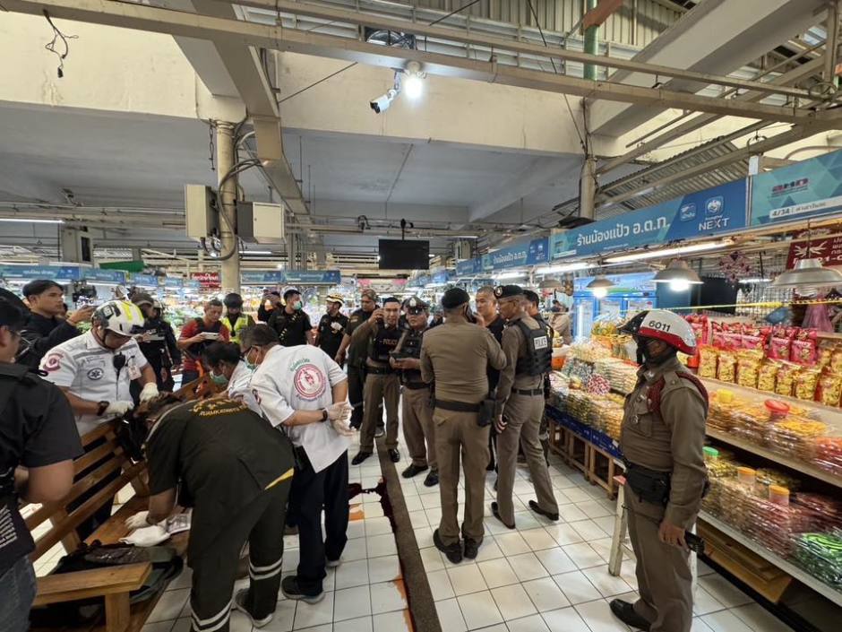 Rettungskräfte versorgen Verletzte am Tatort, während die Polizei das Marktgelände weiträumig absperrt. Bild: Central Investigation Bureau (CIB)