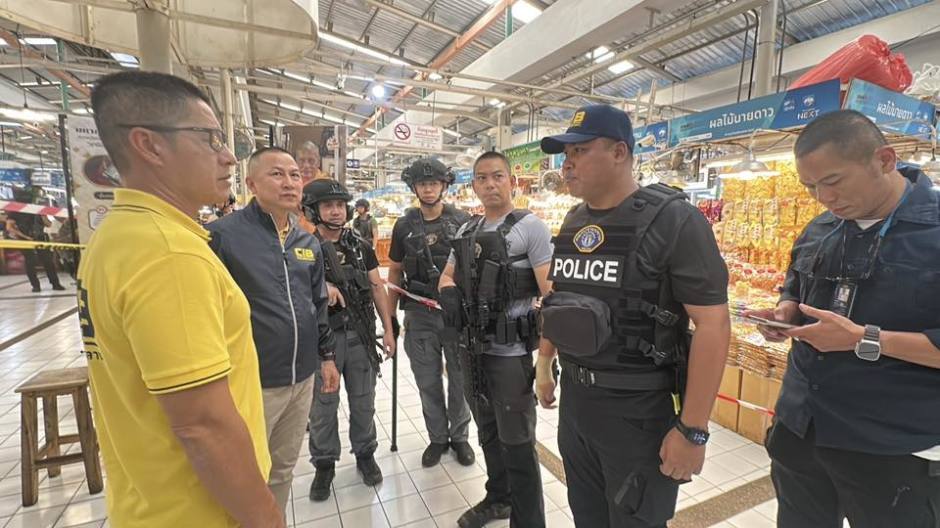 Einsatzleitung der Polizei koordiniert Maßnahmen nach dem Angriff im Markt der Organisation อ.ต.ก. in Bangkok. Bild: Central Investigation Bureau (CIB)