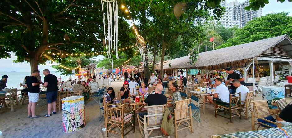 Gefeiert und gechillt in der schönsten Beach-Location der Stadt wird bereits ab 12.00 Uhr mittags. Foto: Jahner