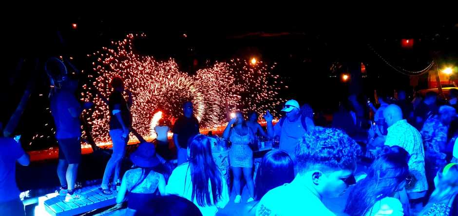 Abgerundet wird die Party mit Feuershows am Strand. Foto: Jahner