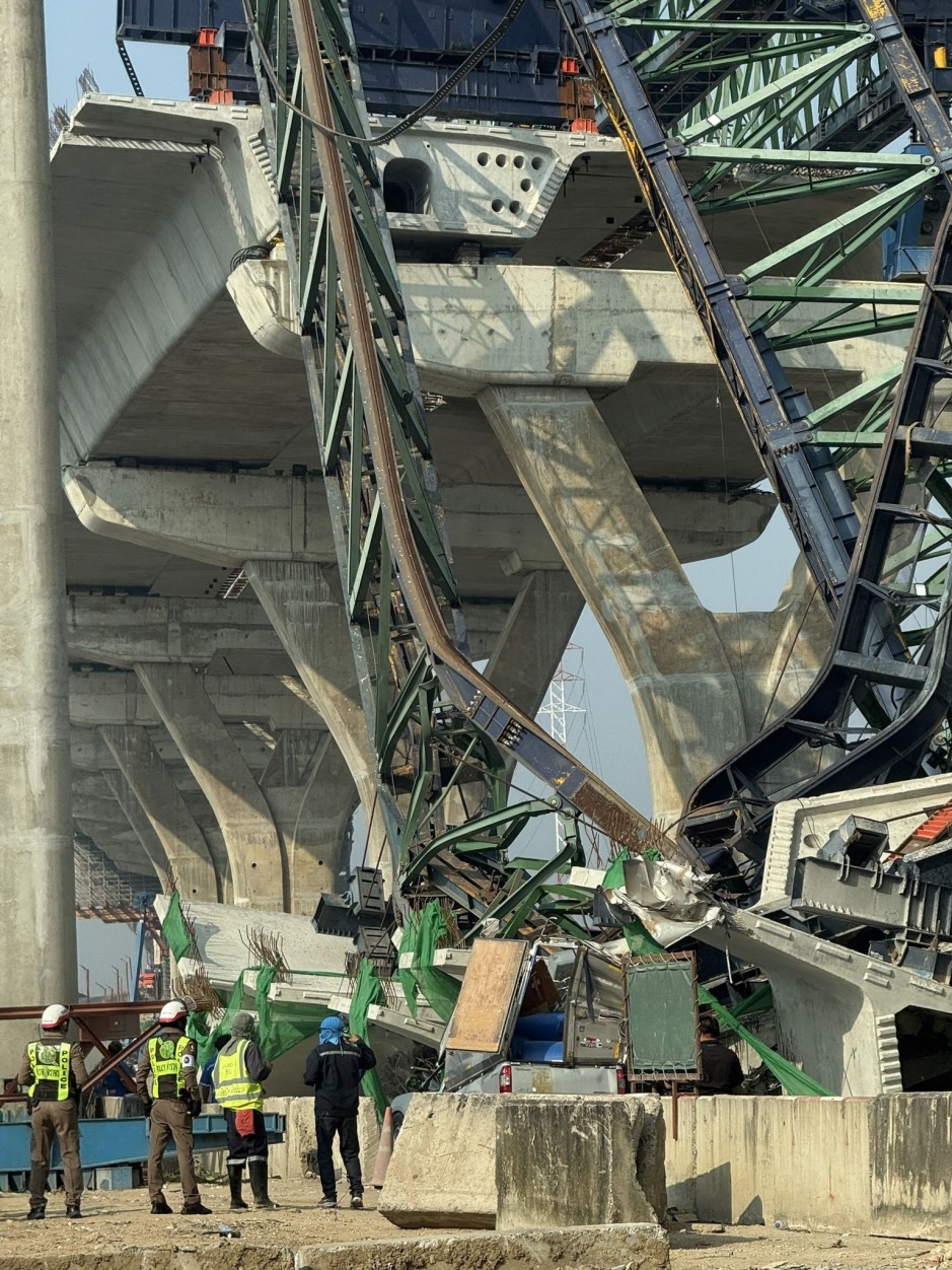 Rettungskräfte und Behörden sichern die Unfallstelle unter der sich im Bau befindenden Hochstraße. Bild: FM91 Trafficpro