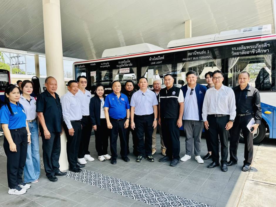 Vertreter aus Verwaltung und Wirtschaft beim Ortstermin zum Start des Elektrobus-Projekts. Bild: Phuket Info Center