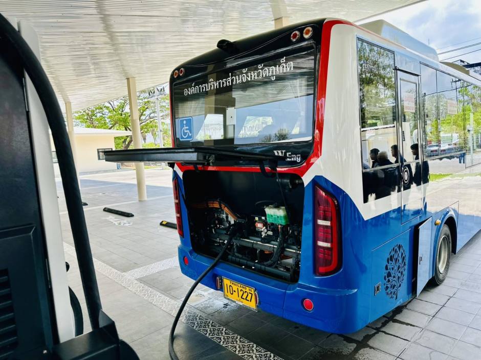 Ein Elektrobus wird an einer Ladestation auf dem Betriebsgelände aufgeladen. Bild: Phuket Info Center