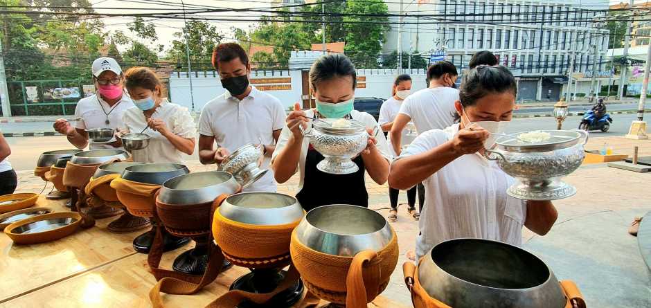 Das buddhistische Ritual umfasst auch die sorgfältige Vorbereitung der Speisen für die Mönche.