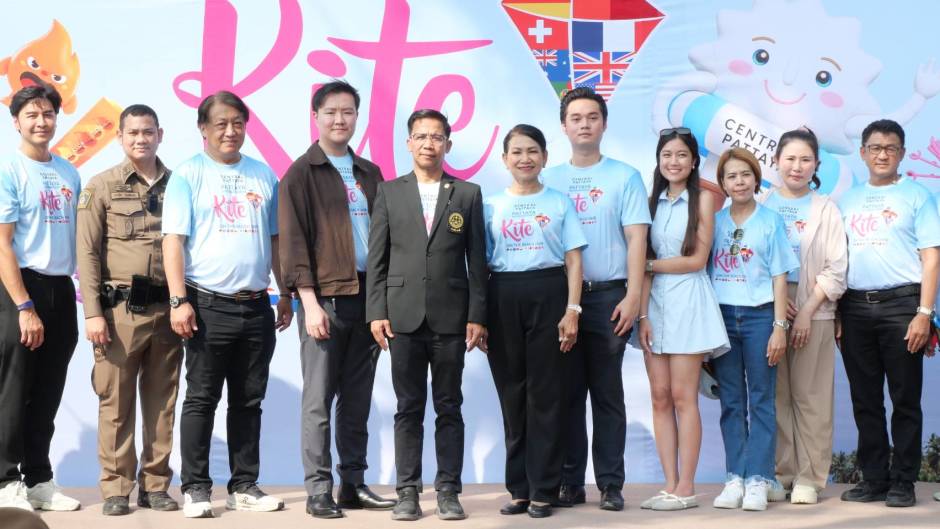 Vertreter der Stadt Pattaya, Partnerorganisationen und Sponsoren eröffnen gemeinsam offiziell das internationale Drachenfestival am Strand. Bild: TMN.TV