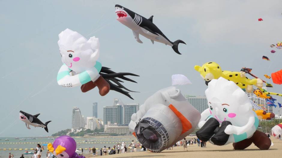 Charakterdrachen und aufwendige Figuren steigen vor der Skyline in den Himmel und zählen zu den Hauptattraktionen der diesjährigen Ausgabe. Bild: TMN.TV