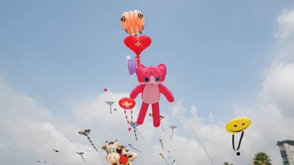 Verspielte Figuren und kreative Designs sorgen für zusätzliche Farbakzente am Himmel über Pattaya und bieten beliebte Fotomotive. Bild: TMN.TV