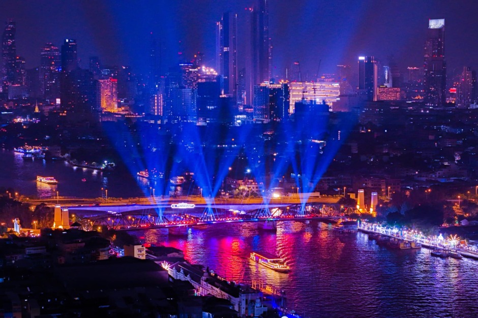Während einer Abendbootsfahrt kann man die beleuchtete Rama VIII Bridge und Memorial Bridge bestaunen.