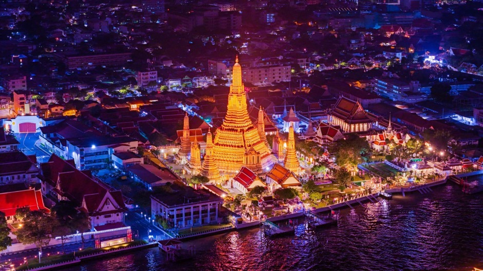 An mehreren Terminen im Dezember werden am Wat Arun beeindruckende Licht- und Drohnenshows geboten.